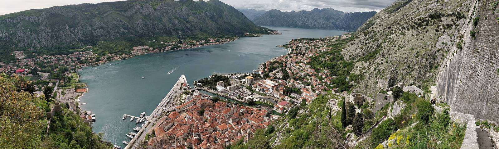 La bahía de Kotor y el casco antiguo desde la fortaleza