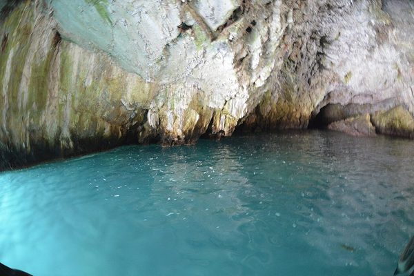 El agua turquesa dentro de la Cueva Azul