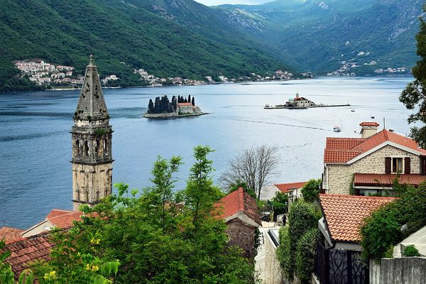 Perast con su campanario y las dos islas al fondo