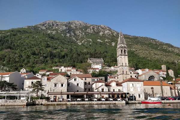 Perast visto desde un barco