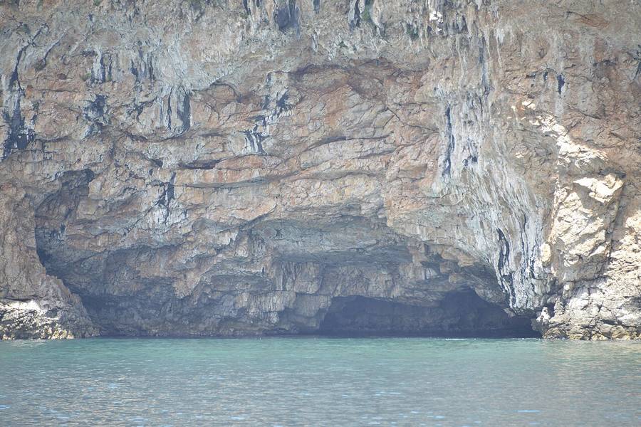 La boca de la Cueva Azul vista desde el mar