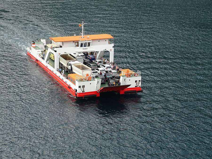 El ferry de Verige cruzando la bahía con coches y camiones