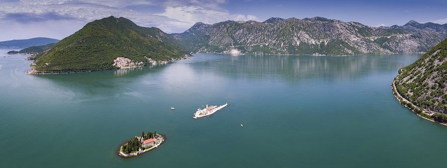 Perast y sus dos islas desde el aire